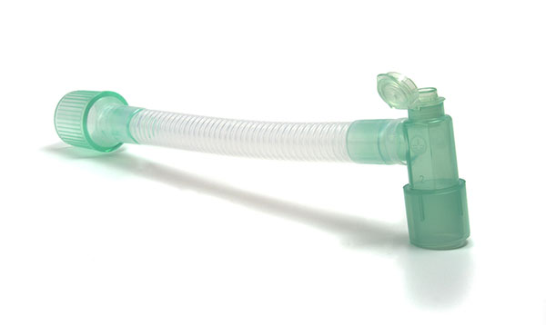 Catheter Mount Flexible 22F - raccord patient coudé fixe 22M/15F et orifice 7.6mm avec flip top cap, ≥170mm